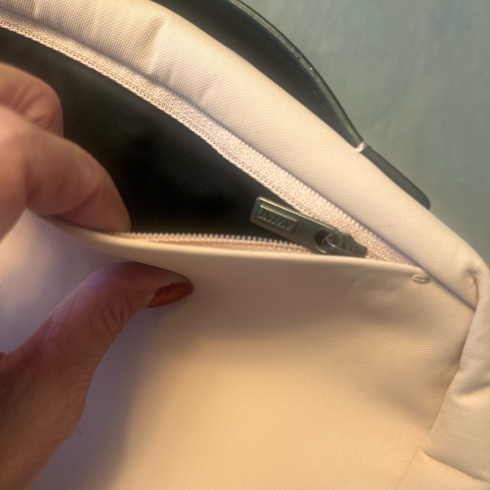 Away cosmetic bag 💕 - Picture 9 of 10